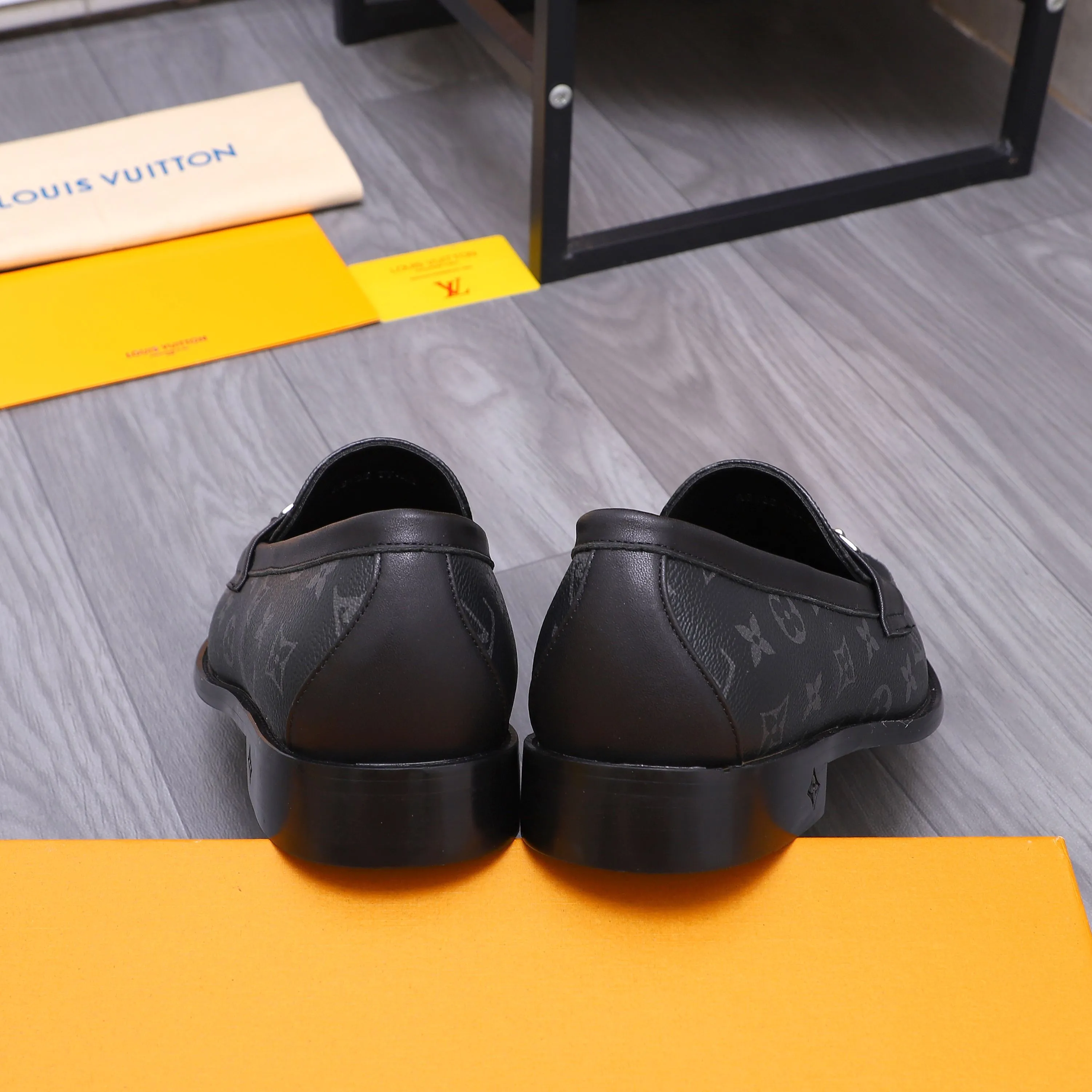 Men's shoes 💰660 Product trademark: LV [Louis Vuitton] business casual slip-on leather shoes, regular size. Size: 39-44 (38.45 custom-made, non-returnable) Product materials: Selected classic printed upper, cowhide lining, original outsole